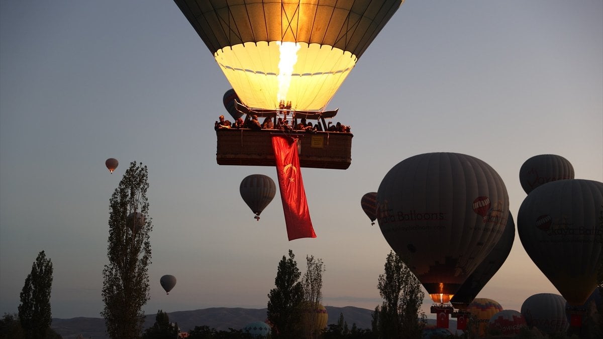 Kapadokya’da balonlar Türk bayraklarıyla havalandı