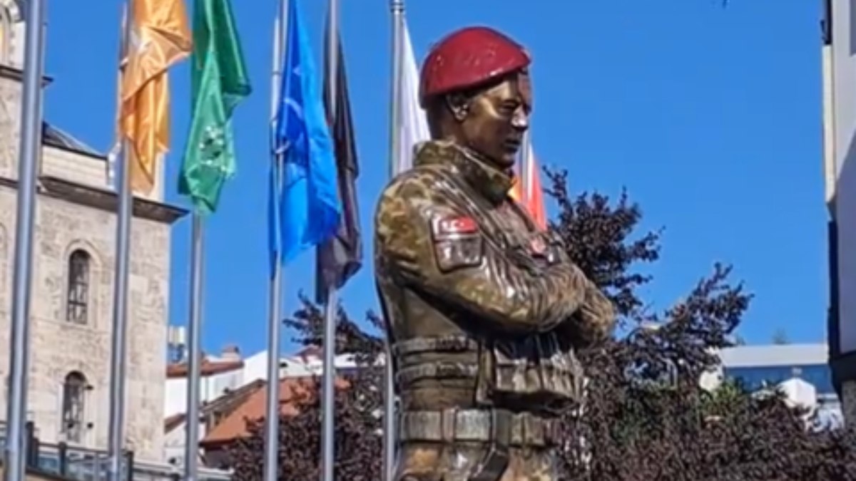 CHP’li Tanju Özcan Bolu’ya bordo bereli heykeli diktirdi