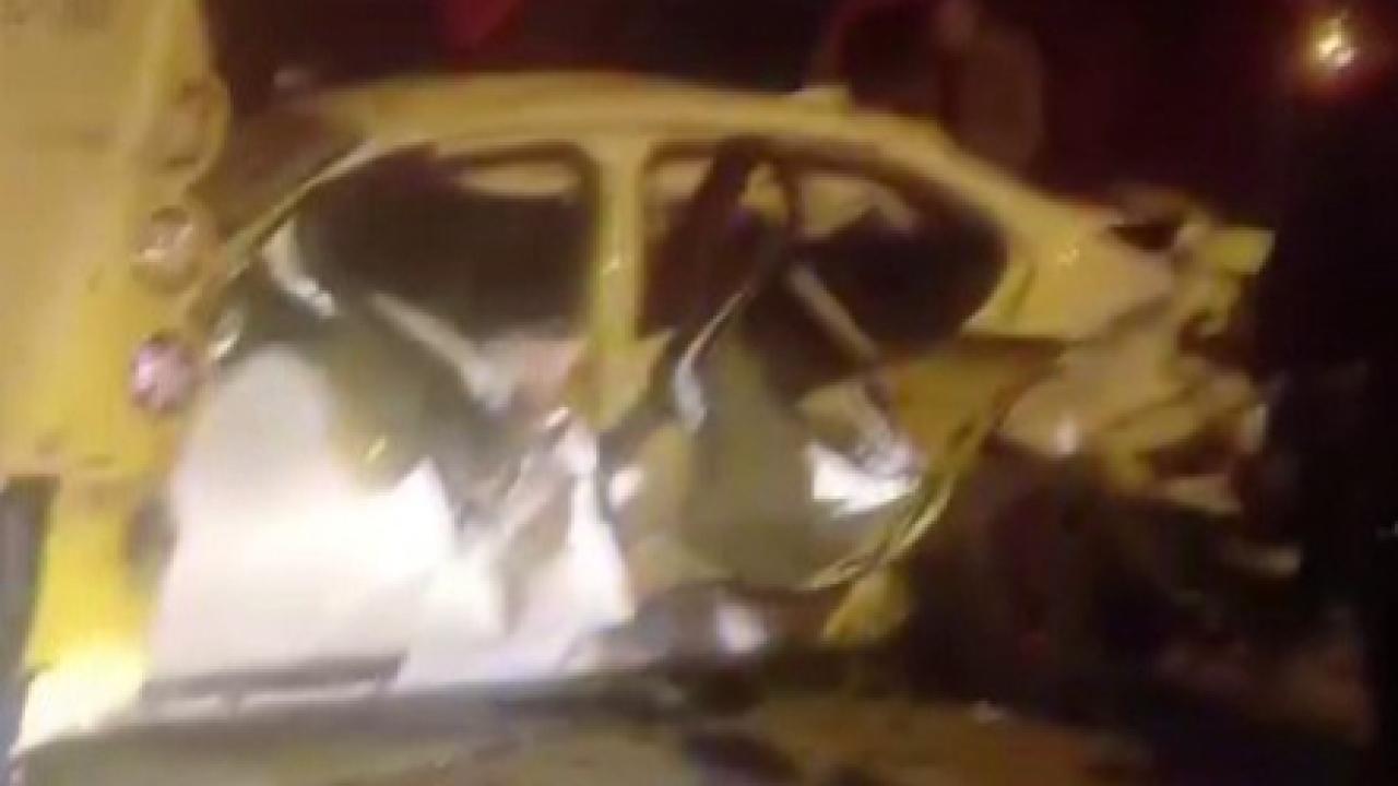 Ataşehir’de otomobil park halindeki İETT otobüsüne çarptı: 1 ölü, 2 yaralı