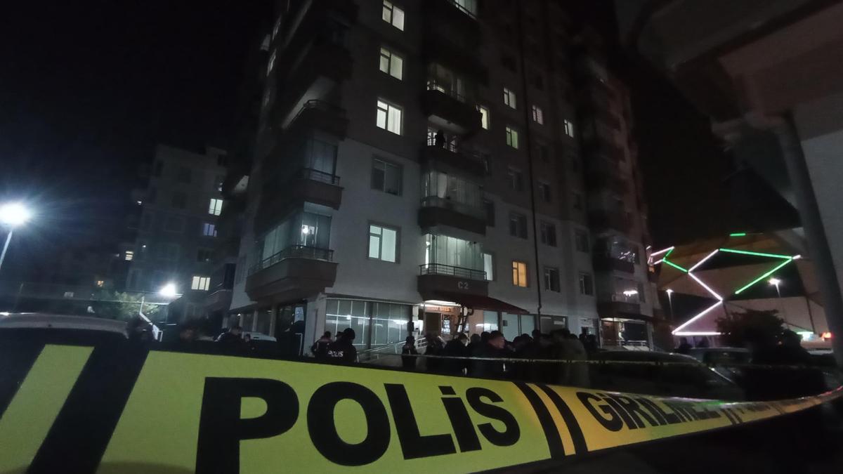 Kavga ihbarına giden polis, 4 kişilik aileyi evlerinde ölü buldu