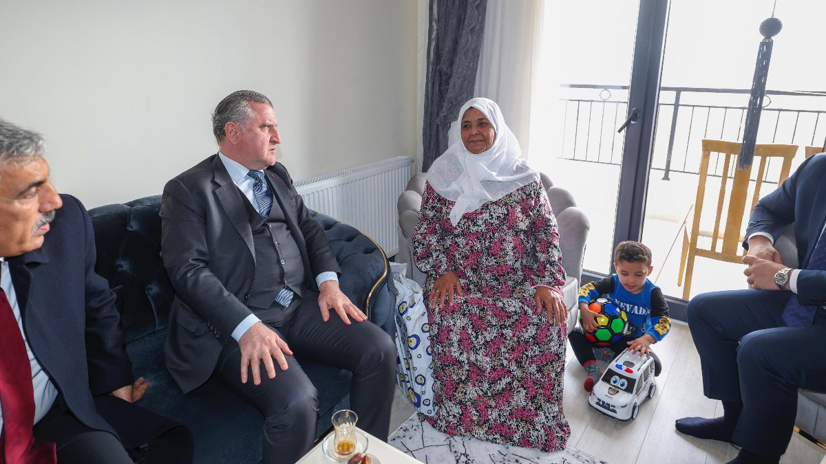 Bakan Aşkın Bak, depremzede aileye misafir oldu