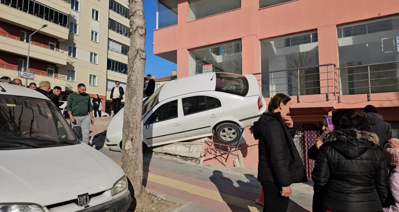 Çorum’da park halindeki otomobil kaydı, facianın eşiğinden dönüldü