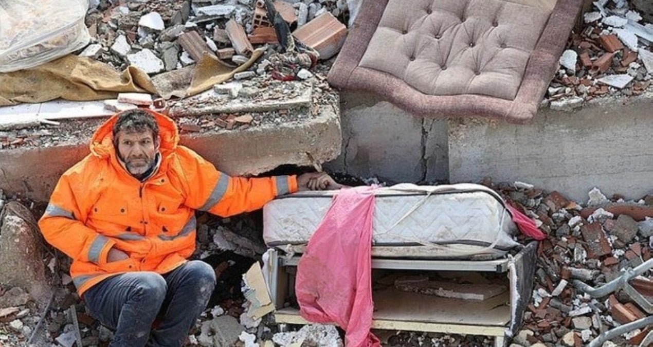 Enkaz altındaki kızının elini bir an olsun bırakmamıştı…  Acılı babanın sözleri yürek yaktı