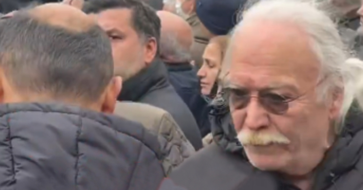 Cahit Berkay’dan cenazede özçekim tepkisi