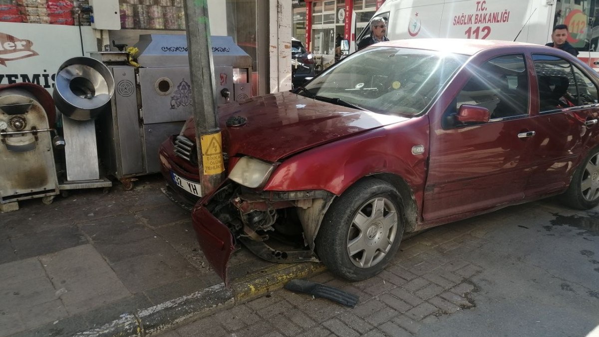 Isparta’da ara sokaktan çıkan ticari araç otomobile çarptı